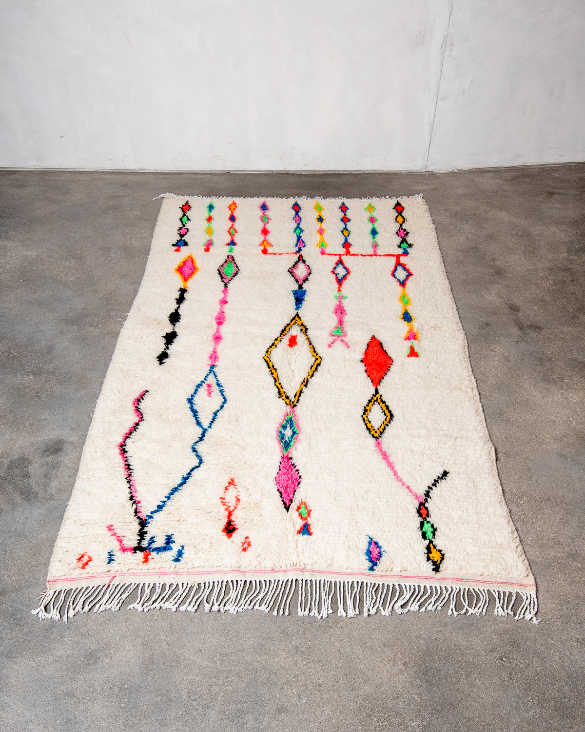 Modern designer handcrafted Berber rug from Morocco. Azilal rug with beautiful colors and patterns. Made of sheep’s wool and colourful cotton.